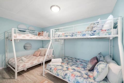 Cozy Beach Home With Gameroom Near Sea Isle Marina House in Galveston Island