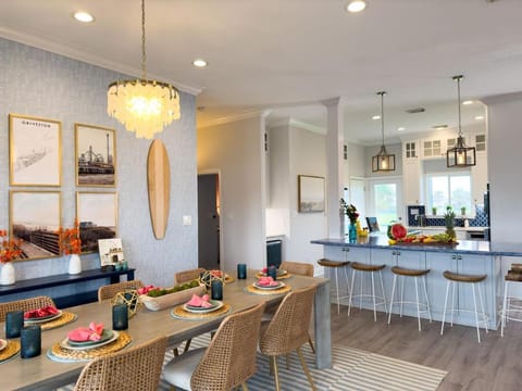 Gulf Views, Hot Tub, Steps to Beach House in Hitchcock