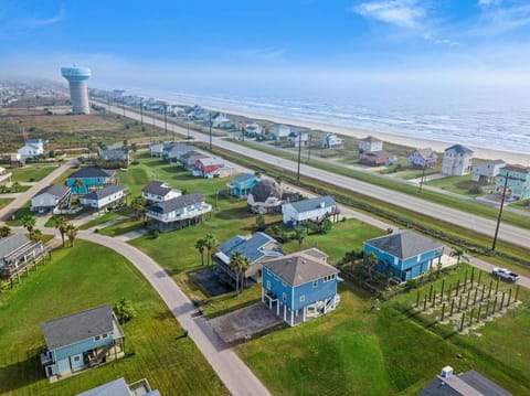 Beach house with large deck and patio House in Galveston Island