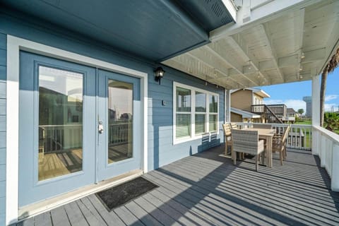 Beach house with large deck and patio House in Galveston Island