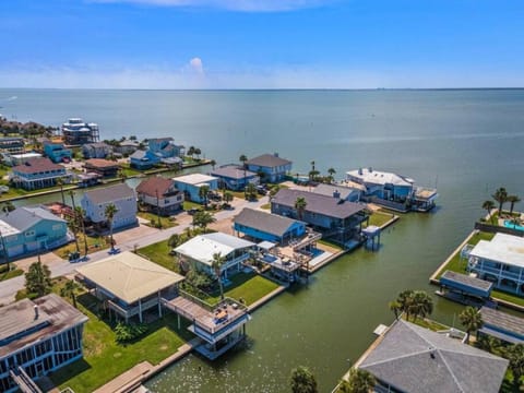 Charming Canal Home with Great Views and a Tiki Bar House in Hitchcock
