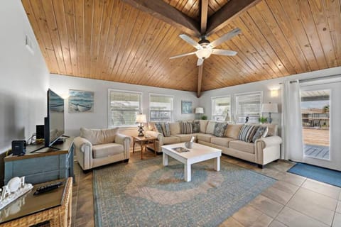 Charming Canal Home with Great Views and a Tiki Bar House in Hitchcock