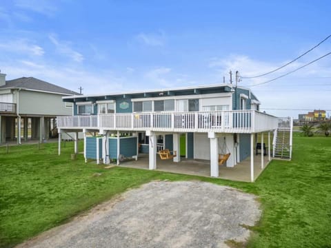 Beach bungalow with stunning ocean views and huge deck just steps away from the beach House in Jamaica Beach