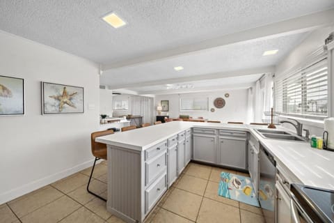 Beach bungalow with stunning ocean views and huge deck just steps away from the beach House in Jamaica Beach