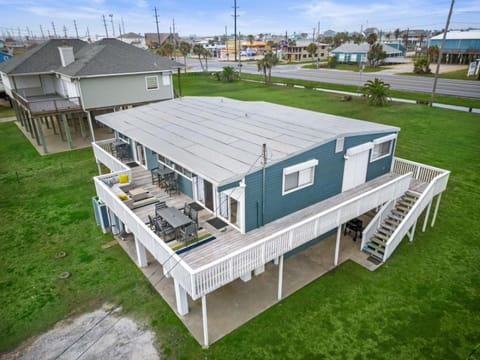 Beach bungalow with stunning ocean views and huge deck just steps away from the beach House in Jamaica Beach