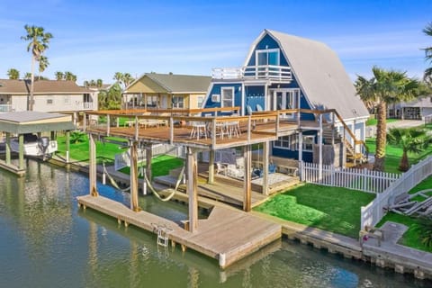 The Crab Shack Waterfront Canal with Cowboy Soaking Pool and Boat Dock House in Jamaica Beach