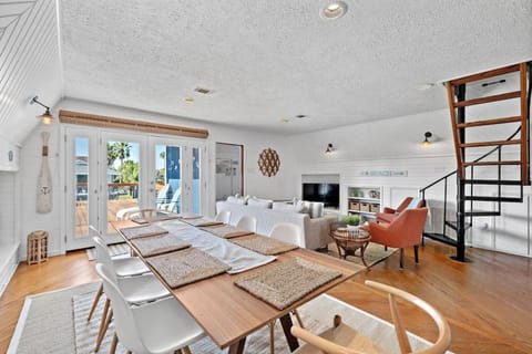 The Crab Shack Waterfront Canal with Cowboy Soaking Pool and Boat Dock House in Jamaica Beach