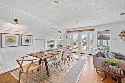 The Crab Shack Waterfront Canal with Cowboy Soaking Pool and Boat Dock House in Jamaica Beach