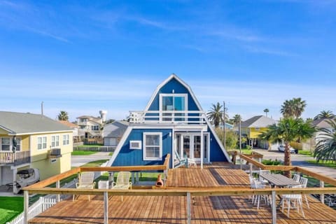 The Crab Shack Waterfront Canal with Cowboy Soaking Pool and Boat Dock House in Jamaica Beach