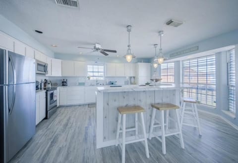 Holiday home with large deck and fenced yard, close to the beach House in Jamaica Beach