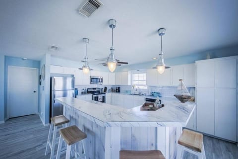 Holiday home with large deck and fenced yard, close to the beach House in Jamaica Beach