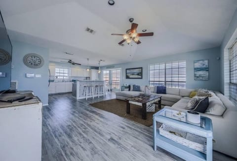 Holiday home with large deck and fenced yard, close to the beach House in Jamaica Beach