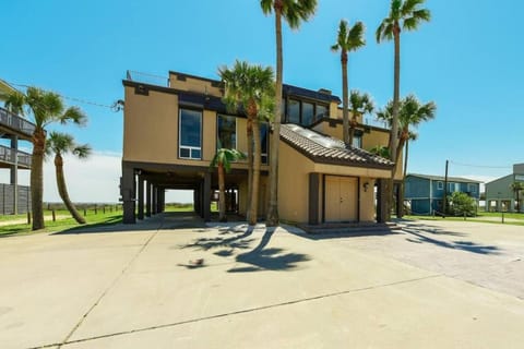 The Estate - Enormous beachfront home with panoramic ocean views House in Jamaica Beach