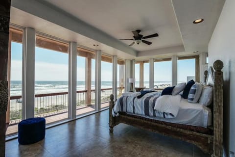 The Estate - Enormous beachfront home with panoramic ocean views House in Jamaica Beach