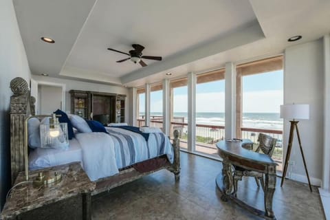 The Estate - Enormous beachfront home with panoramic ocean views House in Jamaica Beach