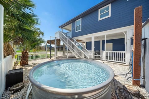 Beach Cottage with Soaking Pool and Outdoor Oasis House in Galveston Island
