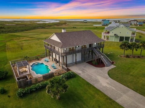 Secluded oasis with private pool and game room House in Hitchcock