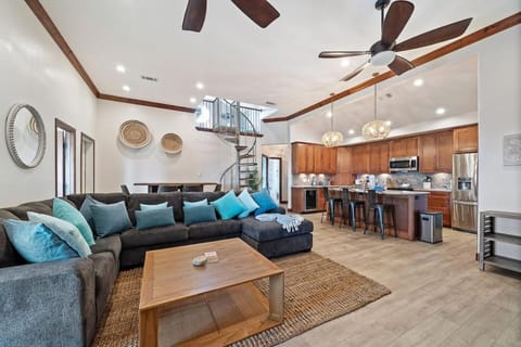 Secluded oasis with private pool and game room House in Hitchcock