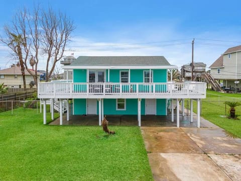Beach bungalow with large, wrap-around deck, close to beach House in Jamaica Beach