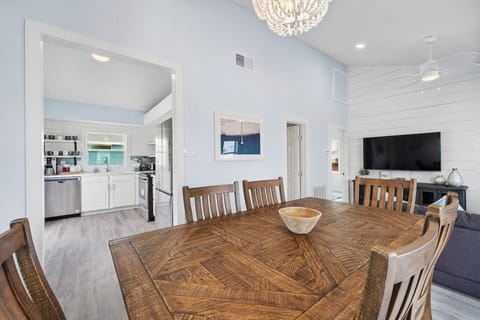 Beach bungalow with large, wrap-around deck, close to beach House in Jamaica Beach