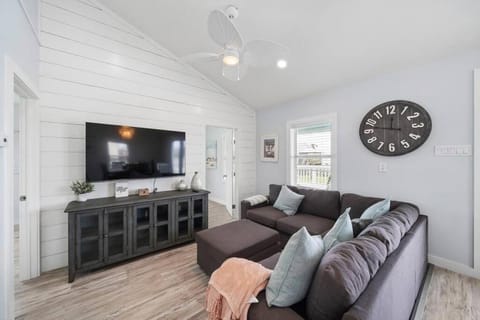 Beach bungalow with large, wrap-around deck, close to beach House in Jamaica Beach