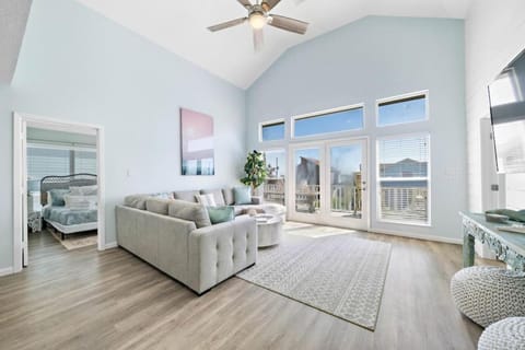 Cozy bungalow close to the beach with fire pit House in Galveston Island