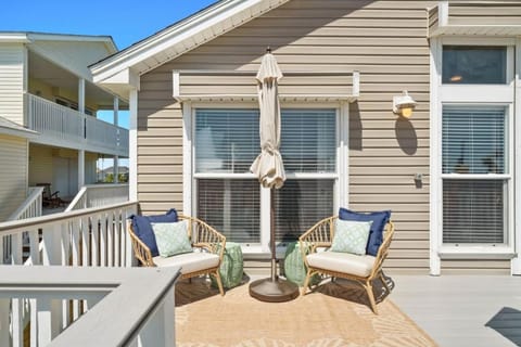 Cozy bungalow close to the beach with fire pit House in Galveston Island