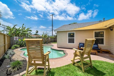 Island home with private pool and game room House in Texas City