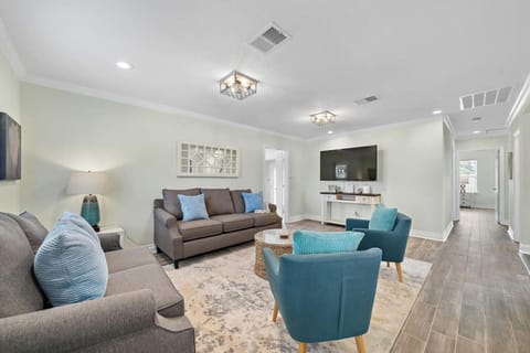 Island home with private pool and game room House in Texas City