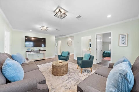 Island home with private pool and game room House in Texas City