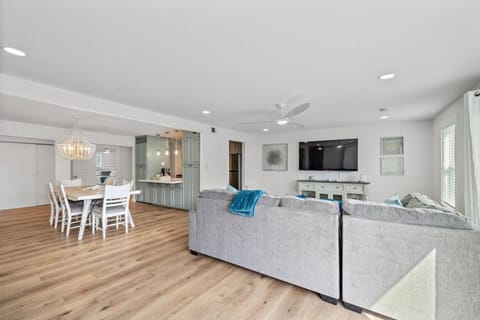 Unwind in beachside comfort with gorgeous views House in Hitchcock