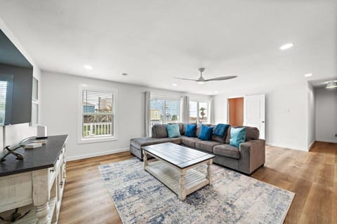 Unwind in beachside comfort with gorgeous views House in Hitchcock