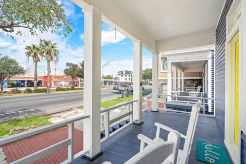 Cozy Home Near Downtown with a Pool and Fire Pit House in Galveston Island