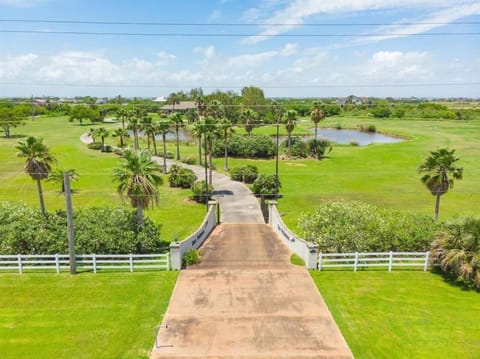 Huge, luxurious and secluded estate with private pool, pond, and large yard House in Galveston Island