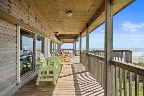 Beachfront estate with huge deck and gorgeous ocean views House in Hitchcock