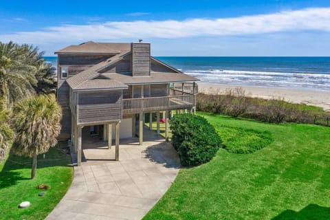 Beachfront estate with huge deck and gorgeous ocean views House in Hitchcock