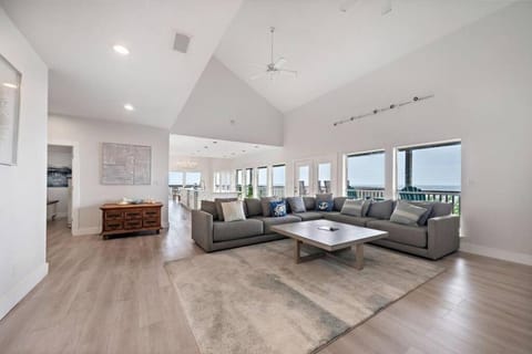 Beachfront estate with huge deck and gorgeous ocean views House in Hitchcock