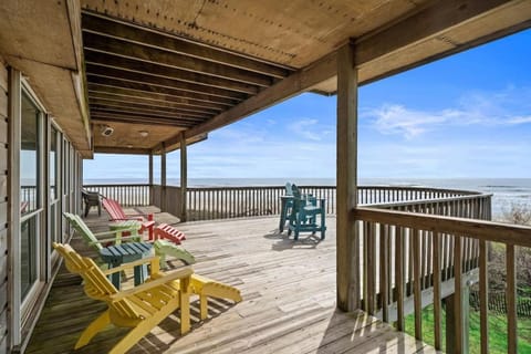 Beachfront estate with huge deck and gorgeous ocean views House in Hitchcock