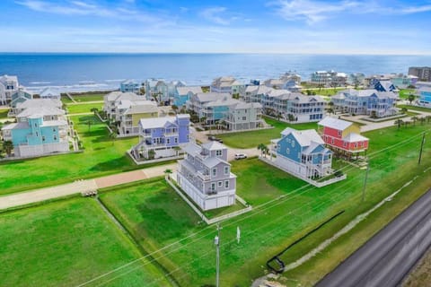 Picturesque beach house with plenty of room and amazing decks, close to beach House in Galveston Island