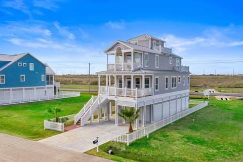 Picturesque beach house with plenty of room and amazing decks, close to beach House in Galveston Island