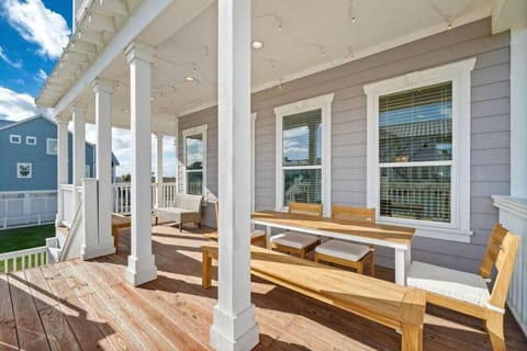 Picturesque beach house with plenty of room and amazing decks, close to beach House in Galveston Island