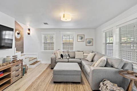 Cute bungalow with massive deck and fire pit, walk to Kemah Boardwalk House in Kemah