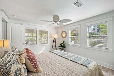 Cute bungalow with massive deck and fire pit, walk to Kemah Boardwalk House in Kemah