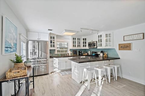 Cute bungalow with massive deck and fire pit, walk to Kemah Boardwalk House in Kemah