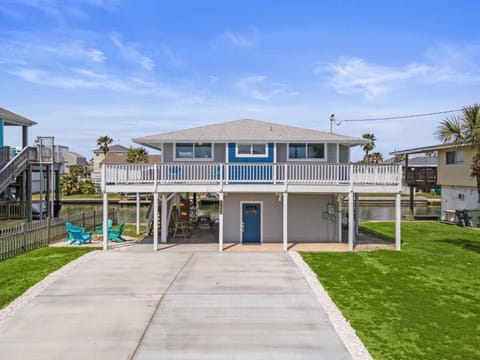 Texan Waterfront Retreat with Boat Slip, Fire Pit, Game Room and Outdoor Shower House in Galveston Island