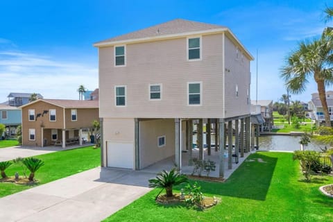 Spacious waterfront canal home with boat slip and large deck House in Terramar Beach