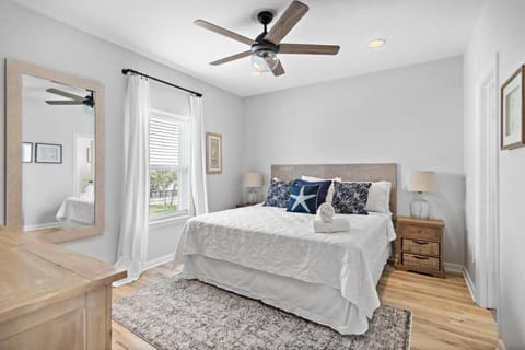 Spacious waterfront canal home with boat slip and large deck House in Terramar Beach