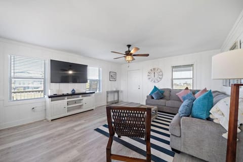 Cute beach house with large deck and fire pit, close to the beach House in Galveston Island