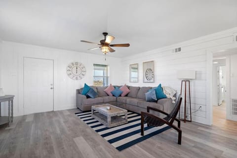Cute beach house with large deck and fire pit, close to the beach House in Galveston Island