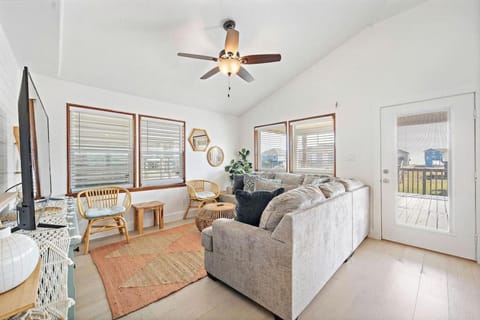 Cozy beach house with ocean views, fire pit and game room House in Galveston Island